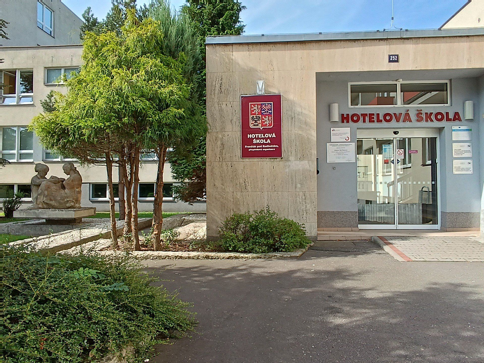 Obrázek k aktualitě Nabídka pracovních pozic Školník a Učitel/učitelka všeobecně vzdělávacích předmětů se zaměřením na AJ, ČJ, M a TV  v Hotelové škole, Frenštát pod Radhoštěm, příspěvkové organizaci